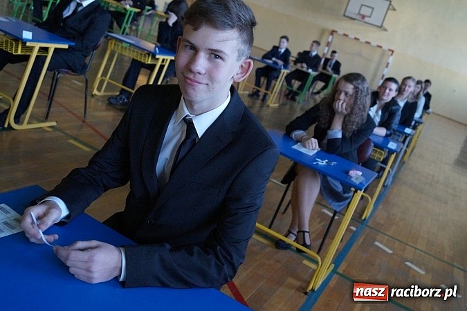 Zdjęcie w galerii na portalu naszraciborz.pl: Stres jest, ale mobilizujący, czyli pierwszy dzień egzaminu gimnazjalnego w Nędzy  wiadomości z regionu
