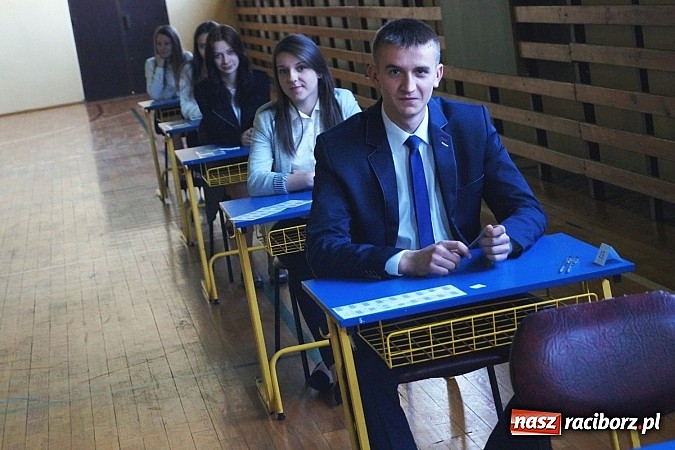 Zdjęcie w galerii na portalu naszraciborz.pl: Stres jest, ale mobilizujący, czyli pierwszy dzień egzaminu gimnazjalnego w Nędzy  wiadomości z regionu