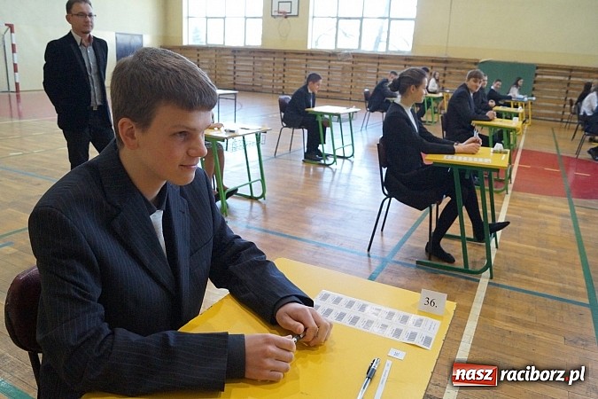 Zdjęcie w galerii na portalu naszraciborz.pl: Stres jest, ale mobilizujący, czyli pierwszy dzień egzaminu gimnazjalnego w Nędzy  wiadomości z regionu