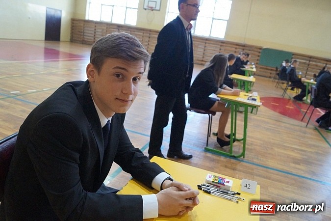 Zdjęcie w galerii na portalu naszraciborz.pl: Stres jest, ale mobilizujący, czyli pierwszy dzień egzaminu gimnazjalnego w Nędzy  wiadomości z regionu