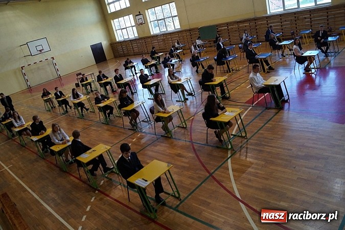 Zdjęcie w galerii na portalu naszraciborz.pl: Stres jest, ale mobilizujący, czyli pierwszy dzień egzaminu gimnazjalnego w Nędzy  wiadomości z regionu