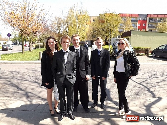 Zdjęcie w galerii na portalu naszraciborz.pl: Gimnazjaliści zmierzyli się z matematyką! wiadomości z regionu