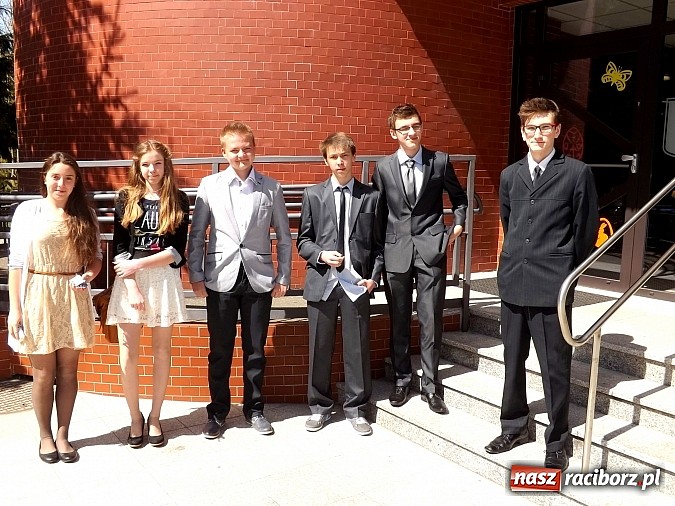 Zdjęcie w galerii na portalu naszraciborz.pl: Gimnazjaliści zmierzyli się z matematyką! wiadomości z regionu