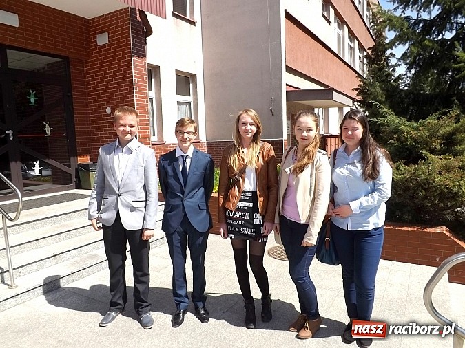 Zdjęcie w galerii na portalu naszraciborz.pl: Gimnazjaliści zmierzyli się z matematyką! wiadomości z regionu