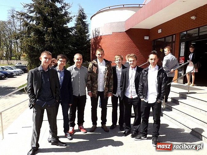 Zdjęcie w galerii na portalu naszraciborz.pl: Gimnazjaliści zmierzyli się z matematyką! wiadomości z regionu