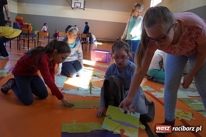 Zdjęcie w galerii na portalu naszraciborz.pl: Deutsch-Wagen-Tour - dzieci w Górkach Śl. będą uczyć się niemieckiego wiadomości z regionu