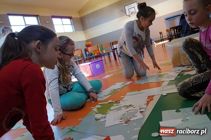 Zdjęcie w galerii na portalu naszraciborz.pl: Deutsch-Wagen-Tour - dzieci w Górkach Śl. będą uczyć się niemieckiego wiadomości z regionu