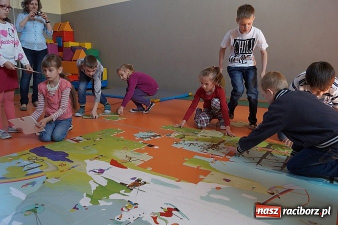 Zdjęcie w galerii na portalu naszraciborz.pl: Deutsch-Wagen-Tour - dzieci w Górkach Śl. będą uczyć się niemieckiego wiadomości z regionu