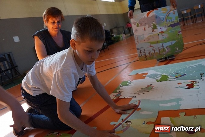 Zdjęcie w galerii na portalu naszraciborz.pl: Deutsch-Wagen-Tour - dzieci w Górkach Śl. będą uczyć się niemieckiego wiadomości z regionu