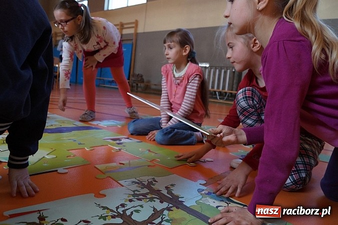 Zdjęcie w galerii na portalu naszraciborz.pl: Deutsch-Wagen-Tour - dzieci w Górkach Śl. będą uczyć się niemieckiego wiadomości z regionu