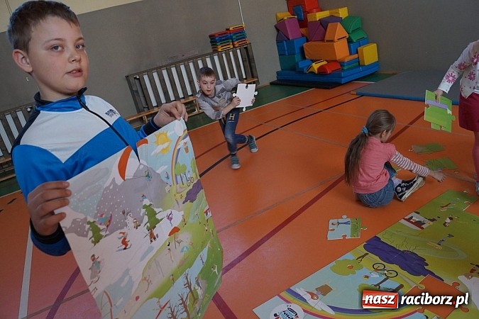 Zdjęcie w galerii na portalu naszraciborz.pl: Deutsch-Wagen-Tour - dzieci w Górkach Śl. będą uczyć się niemieckiego wiadomości z regionu