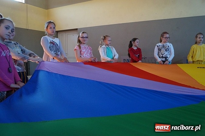 Zdjęcie w galerii na portalu naszraciborz.pl: Deutsch-Wagen-Tour - dzieci w Górkach Śl. będą uczyć się niemieckiego wiadomości z regionu