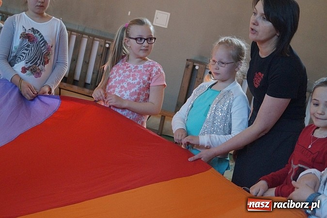 Zdjęcie w galerii na portalu naszraciborz.pl: Deutsch-Wagen-Tour - dzieci w Górkach Śl. będą uczyć się niemieckiego wiadomości z regionu