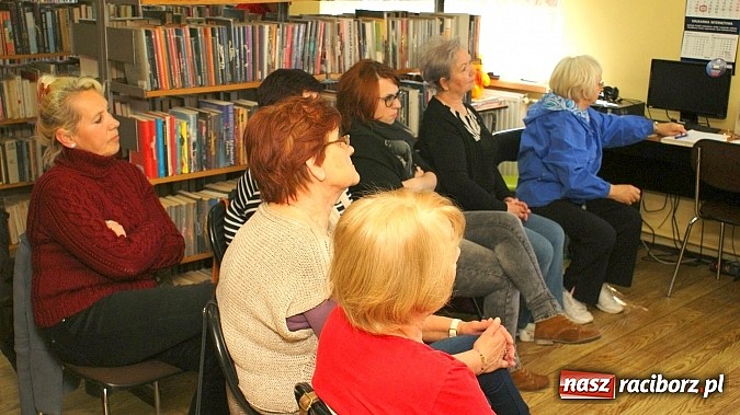 Zdjęcie w galerii na portalu naszraciborz.pl: W Klubie Przyjaciół Biblioteki ćwiczą Tai Chi wiadomości z regionu