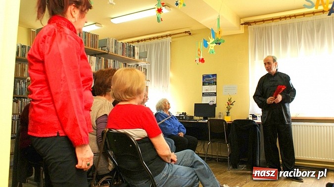 Zdjęcie w galerii na portalu naszraciborz.pl: W Klubie Przyjaciół Biblioteki ćwiczą Tai Chi wiadomości z regionu