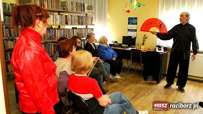 Zdjęcie w galerii na portalu naszraciborz.pl: W Klubie Przyjaciół Biblioteki ćwiczą Tai Chi wiadomości z regionu