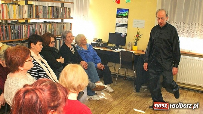 Zdjęcie w galerii na portalu naszraciborz.pl: W Klubie Przyjaciół Biblioteki ćwiczą Tai Chi wiadomości z regionu
