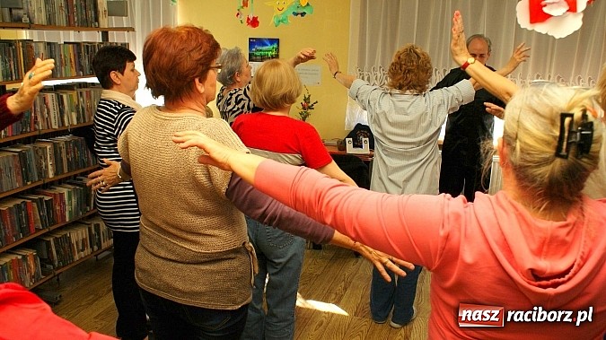 Zdjęcie w galerii na portalu naszraciborz.pl: W Klubie Przyjaciół Biblioteki ćwiczą Tai Chi wiadomości z regionu