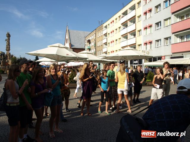 Zdjęcie w galerii na portalu naszraciborz.pl: Na raciborskim RYNKU była dziś GWIAZDA wiadomości z regionu