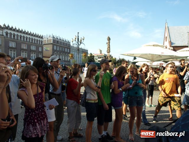 Zdjęcie w galerii na portalu naszraciborz.pl: Na raciborskim RYNKU była dziś GWIAZDA wiadomości z regionu