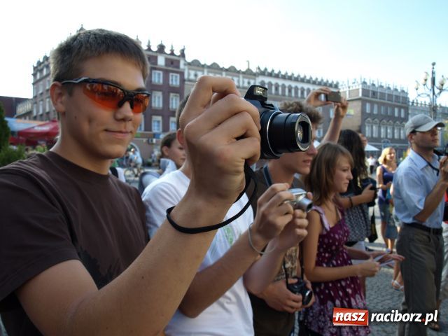 Zdjęcie w galerii na portalu naszraciborz.pl: Na raciborskim RYNKU była dziś GWIAZDA wiadomości z regionu