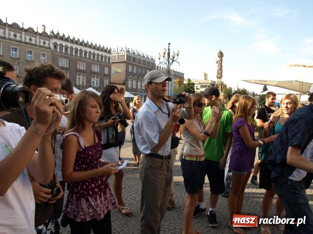 Zdjęcie w galerii na portalu naszraciborz.pl: Na raciborskim RYNKU była dziś GWIAZDA wiadomości z regionu
