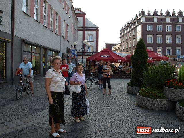 Zdjęcie w galerii na portalu naszraciborz.pl: Na raciborskim RYNKU była dziś GWIAZDA wiadomości z regionu