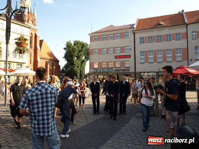 Zdjęcie w galerii na portalu naszraciborz.pl: Na raciborskim RYNKU była dziś GWIAZDA wiadomości z regionu