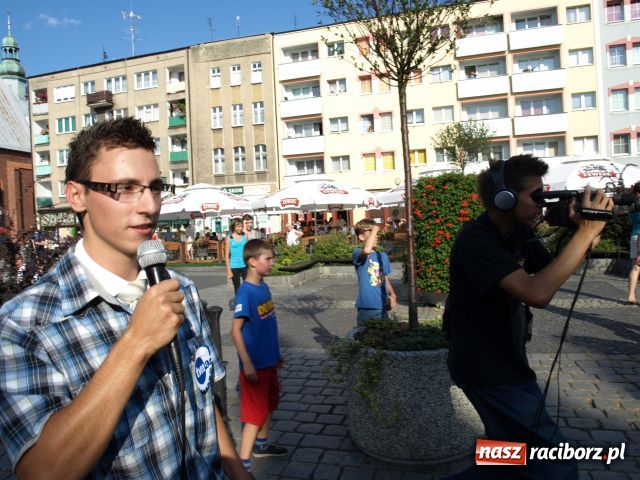 Zdjęcie w galerii na portalu naszraciborz.pl: Na raciborskim RYNKU była dziś GWIAZDA wiadomości z regionu