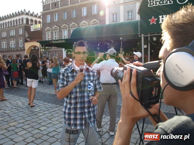 Zdjęcie w galerii na portalu naszraciborz.pl: Na raciborskim RYNKU była dziś GWIAZDA wiadomości z regionu