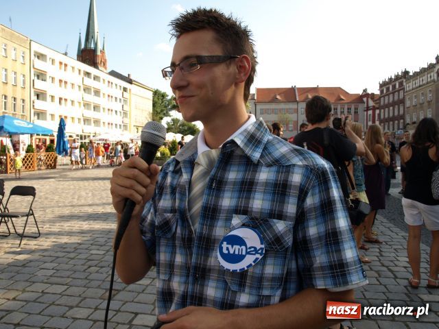 Zdjęcie w galerii na portalu naszraciborz.pl: Na raciborskim RYNKU była dziś GWIAZDA wiadomości z regionu