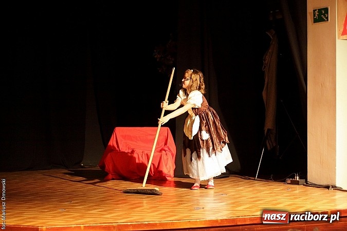 Zdjęcie w galerii na portalu naszraciborz.pl: Najmłodsi aktorzy MDK weszli w świat bajek wiadomości z regionu