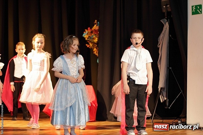 Zdjęcie w galerii na portalu naszraciborz.pl: Najmłodsi aktorzy MDK weszli w świat bajek wiadomości z regionu