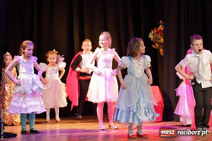 Zdjęcie w galerii na portalu naszraciborz.pl: Najmłodsi aktorzy MDK weszli w świat bajek wiadomości z regionu