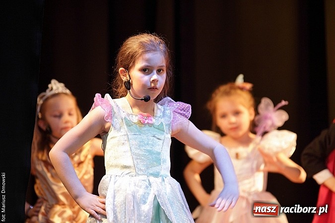 Zdjęcie w galerii na portalu naszraciborz.pl: Najmłodsi aktorzy MDK weszli w świat bajek wiadomości z regionu