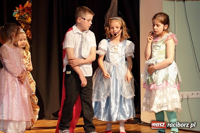 Zdjęcie w galerii na portalu naszraciborz.pl: Najmłodsi aktorzy MDK weszli w świat bajek wiadomości z regionu