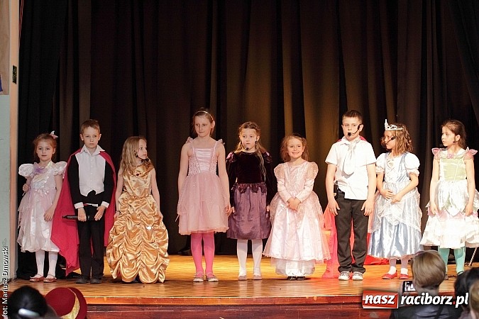 Zdjęcie w galerii na portalu naszraciborz.pl: Najmłodsi aktorzy MDK weszli w świat bajek wiadomości z regionu