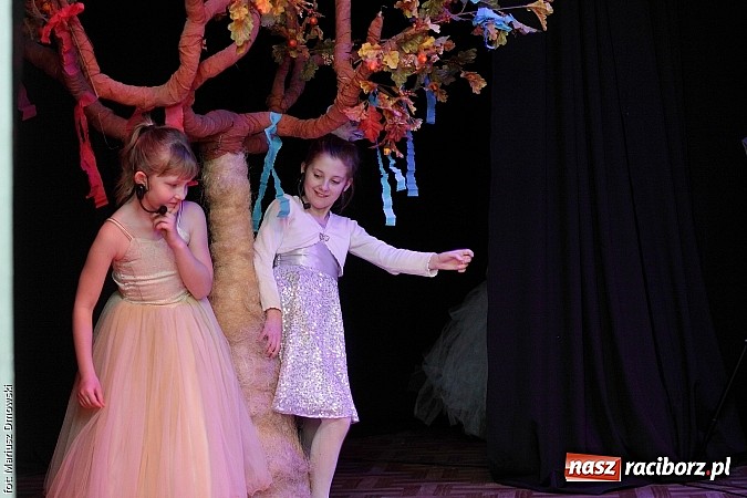 Zdjęcie w galerii na portalu naszraciborz.pl: Najmłodsi aktorzy MDK weszli w świat bajek wiadomości z regionu