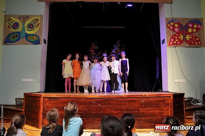 Zdjęcie w galerii na portalu naszraciborz.pl: Najmłodsi aktorzy MDK weszli w świat bajek wiadomości z regionu