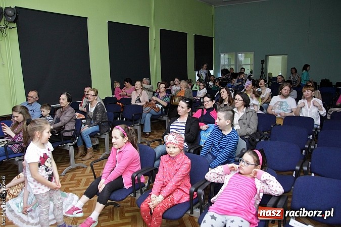 Zdjęcie w galerii na portalu naszraciborz.pl: Najmłodsi aktorzy MDK weszli w świat bajek wiadomości z regionu