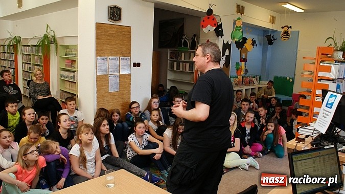 Zdjęcie w galerii na portalu naszraciborz.pl: Kim jest Elf? Spotkanie z Marcinem Pałaszem w bibliotece wiadomości z regionu