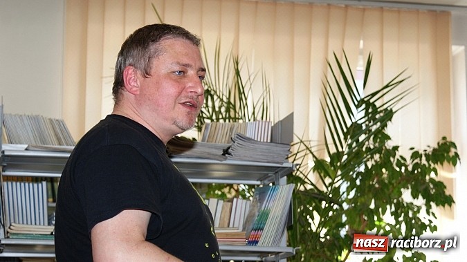 Zdjęcie w galerii na portalu naszraciborz.pl: Kim jest Elf? Spotkanie z Marcinem Pałaszem w bibliotece wiadomości z regionu