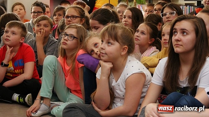 Zdjęcie w galerii na portalu naszraciborz.pl: Kim jest Elf? Spotkanie z Marcinem Pałaszem w bibliotece wiadomości z regionu