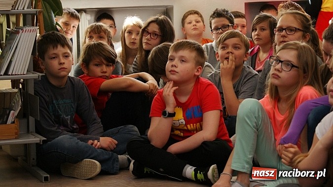 Zdjęcie w galerii na portalu naszraciborz.pl: Kim jest Elf? Spotkanie z Marcinem Pałaszem w bibliotece wiadomości z regionu