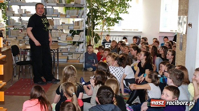 Zdjęcie w galerii na portalu naszraciborz.pl: Kim jest Elf? Spotkanie z Marcinem Pałaszem w bibliotece wiadomości z regionu