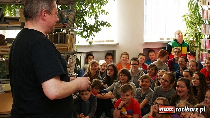 Zdjęcie w galerii na portalu naszraciborz.pl: Kim jest Elf? Spotkanie z Marcinem Pałaszem w bibliotece wiadomości z regionu