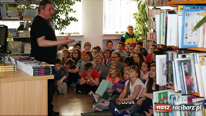 Zdjęcie w galerii na portalu naszraciborz.pl: Kim jest Elf? Spotkanie z Marcinem Pałaszem w bibliotece wiadomości z regionu
