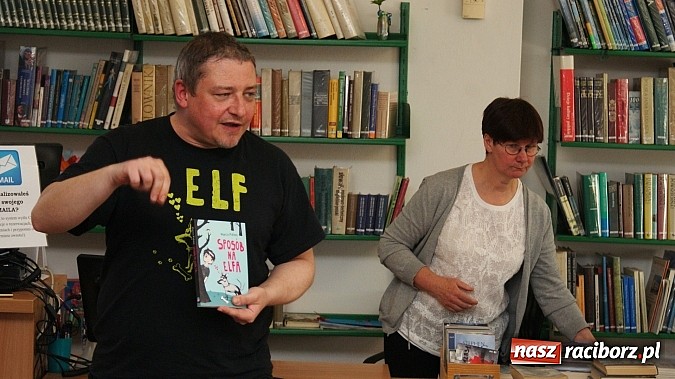 Zdjęcie w galerii na portalu naszraciborz.pl: Kim jest Elf? Spotkanie z Marcinem Pałaszem w bibliotece wiadomości z regionu