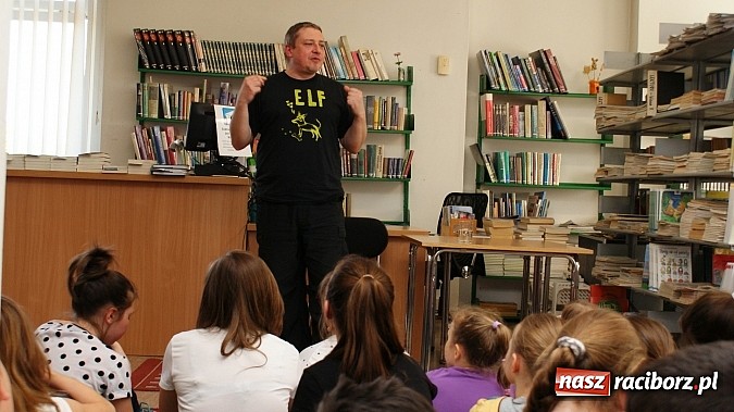 Zdjęcie w galerii na portalu naszraciborz.pl: Kim jest Elf? Spotkanie z Marcinem Pałaszem w bibliotece wiadomości z regionu