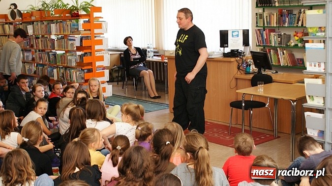 Zdjęcie w galerii na portalu naszraciborz.pl: Kim jest Elf? Spotkanie z Marcinem Pałaszem w bibliotece wiadomości z regionu